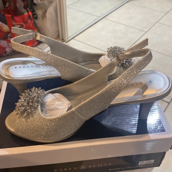 Karen Scott size 9.5 Heels 3.5 inches New With Tags - Picture 3 of 10
